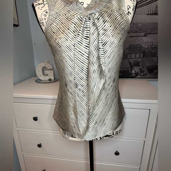 Anne Klein size 2 business suit shirt. Pairs seamlessly with a blazer. - Picture 9 of 9